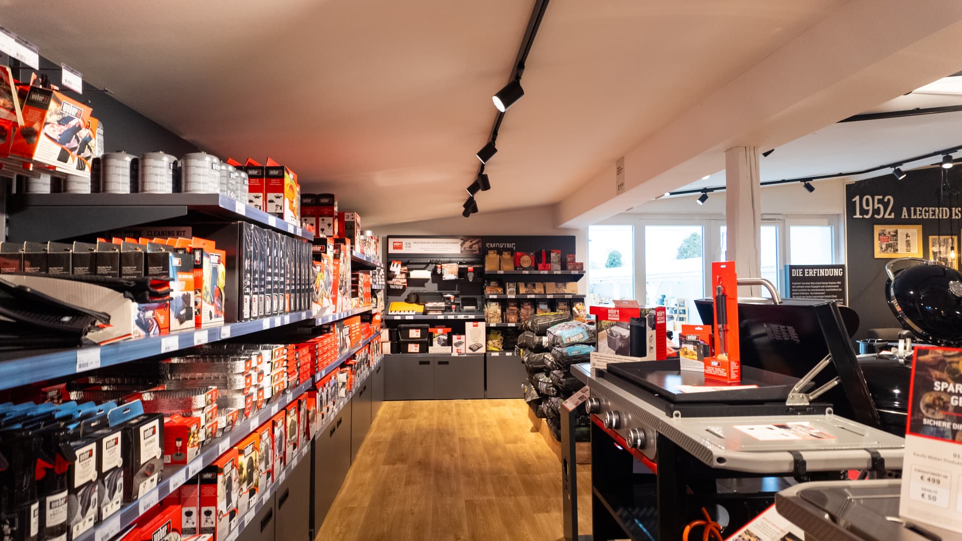 Zubehör-Regale im Weber Store