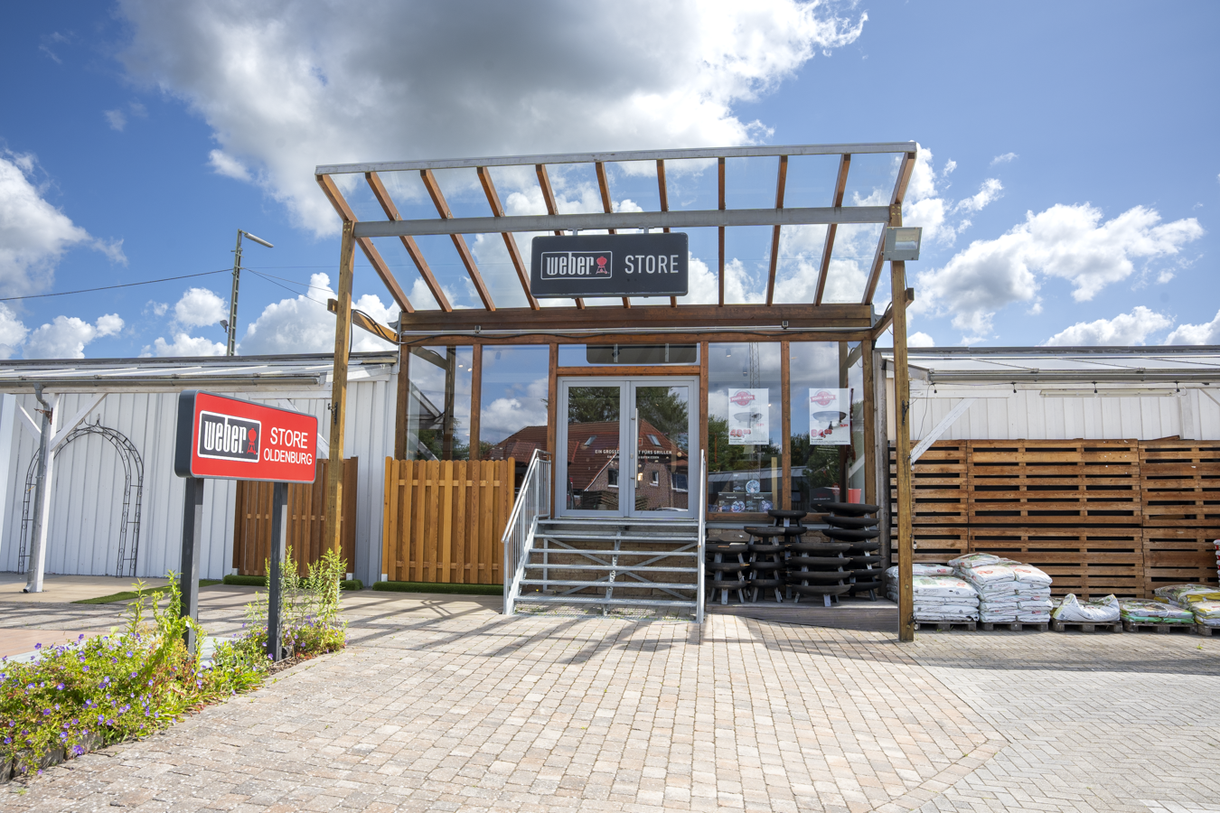 Eingang des Weber Store Oldenburg im Holzhandel Vogt