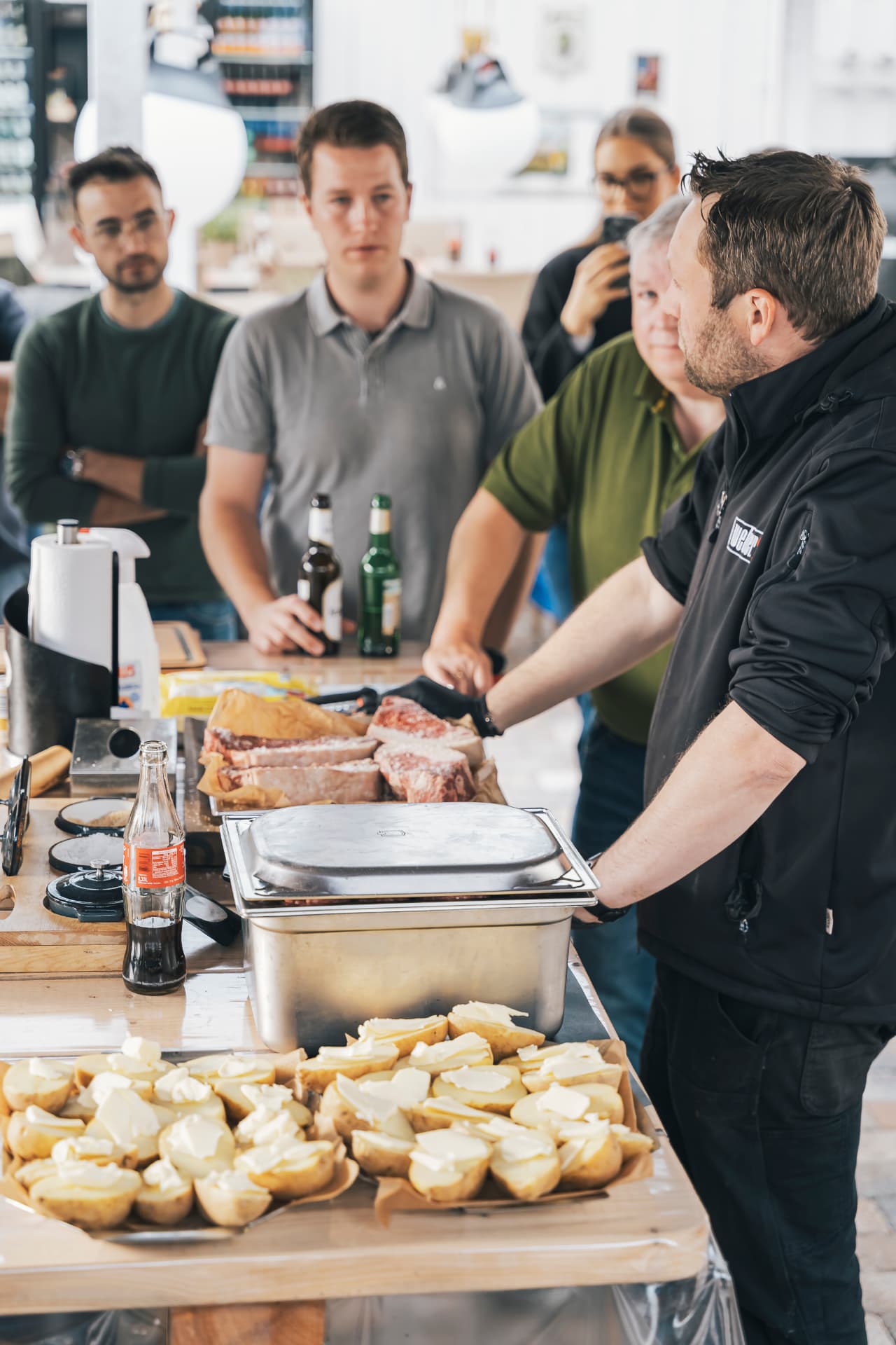 Vorbereitung von Steaks im Grillkurs