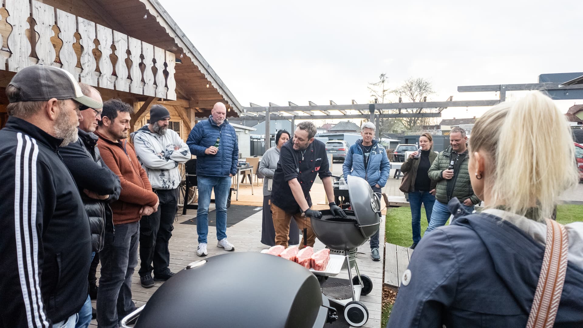Grillkurs-Gruppe rund um den Grill