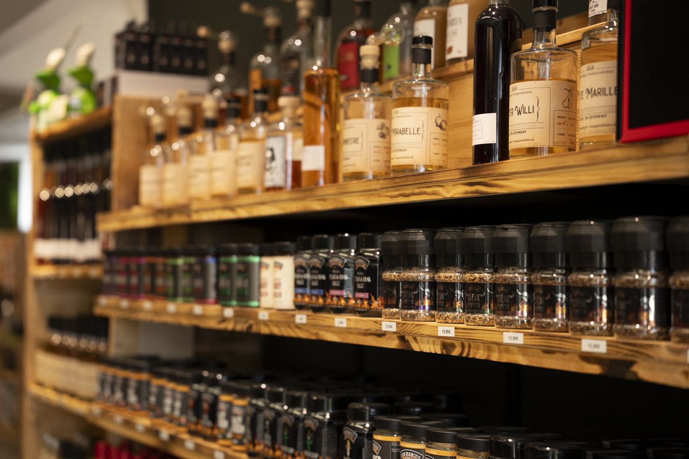 Regal mit Gewürzen und Spirituosen im Store
