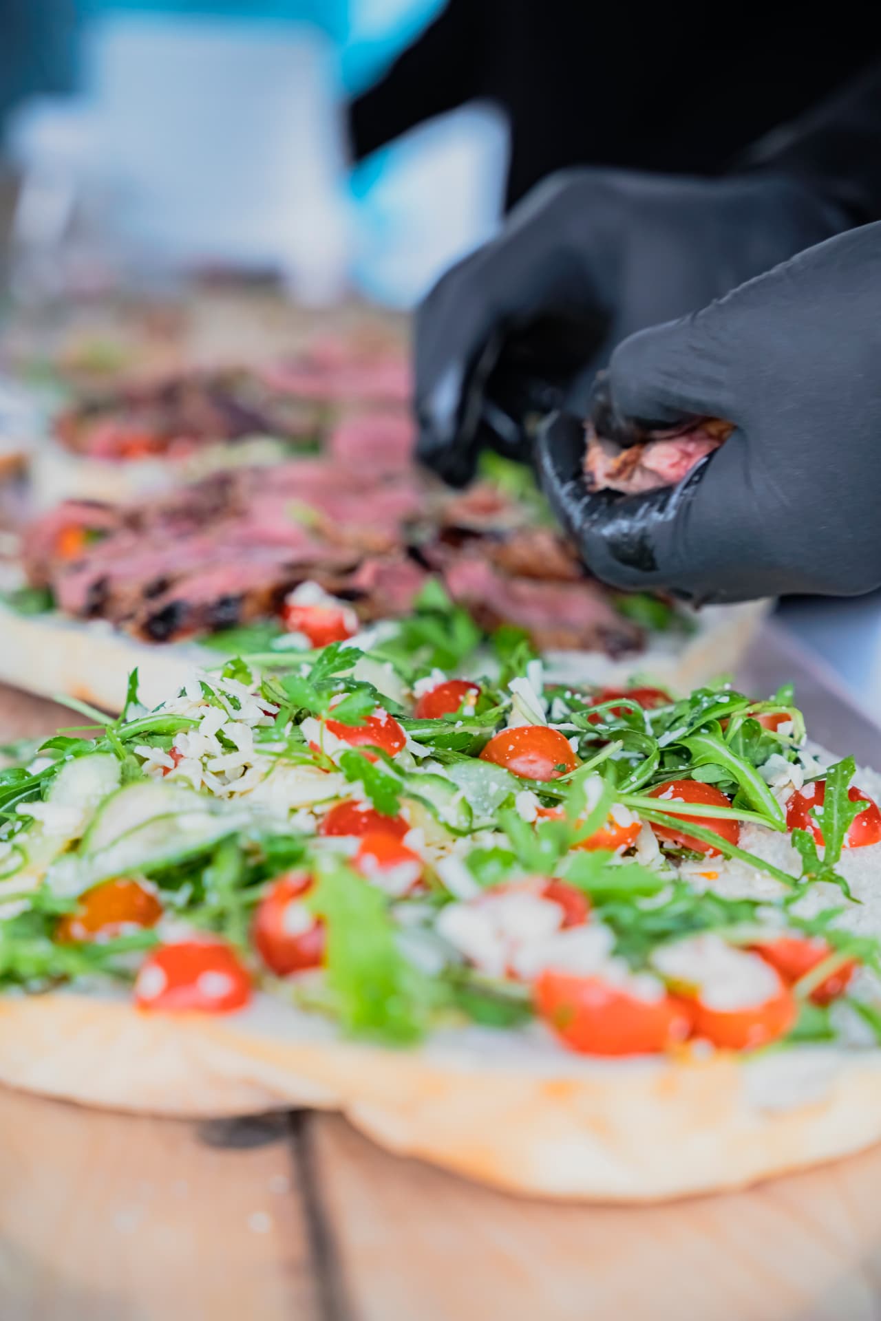 Flammkuchen mit Rucola und Roastbeef